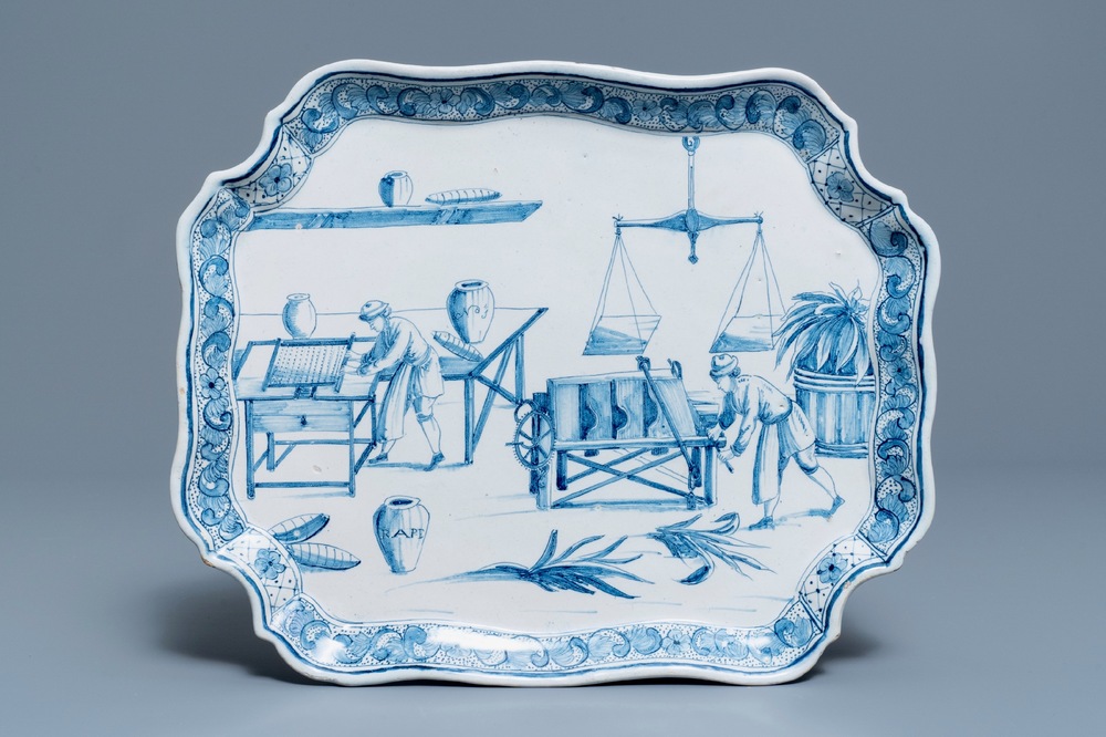 Une plaque en fa&iuml;ence de Delft bleu et blanc &agrave; d&eacute;cor de la production de tabac, 18&egrave;me